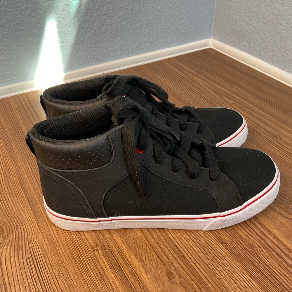 Wonder Nation Black Sneakers with Subtle Red Detail boys size 6 (womens 8)